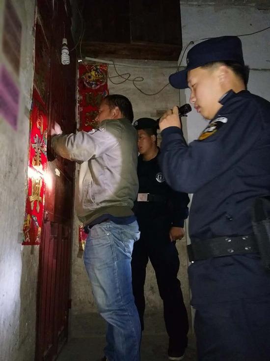 乌当区粗心妈妈误将幼女锁家中 